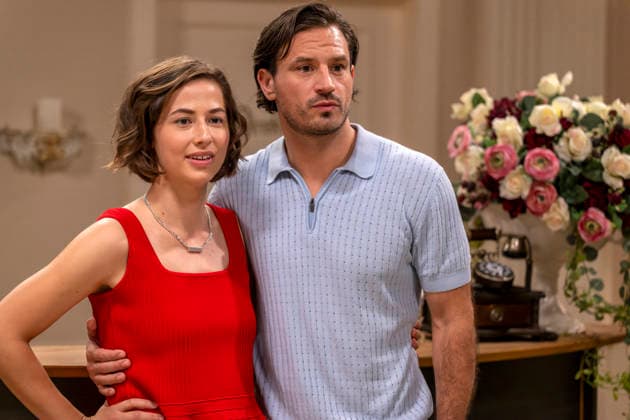 16.09.2026, ARD-Telenovela STURM DER LIEBE, Fototermin zur 23.Staffel am Film-Set in München, bei Bavaria-Film in Geiselgasteig, in der Studio-Kulisse des fiktiven Hotels Fürstenhof. Die neue Staffel startet am 4.11.2026. v.li. Schauspielerin Pippa Fee Rupperti (Rolle Emilia Jakobi) und Schauspieler Jaime Ferkic (Rolle Massimo Foghetti) an der Rezeption in den Kulissen der Serie. 16.09.2026, ARD-Serie Sturm der Liebe 16.09.2026, ARD-Serie Sturm der Liebe