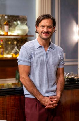 16.09.2026, ARD-Telenovela STURM DER LIEBE, Fototermin zur 23.Staffel am Film-Set in München, bei Bavaria-Film in Geiselgasteig, in der Studio-Kulisse des fiktiven Hotels Fürstenhof. Die neue Staffel startet am 4.11.2026. Schauspieler Jaime Ferkic (Rolle Massimo Foghetti) in den Kulissen der Serie. 16.09.2026, ARD-Serie Sturm der Liebe 16.09.2026, ARD-Serie Sturm der Liebe