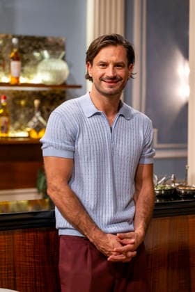 16.09.2026, ARD-Telenovela STURM DER LIEBE, Fototermin zur 23.Staffel am Film-Set in München, bei Bavaria-Film in Geiselgasteig, in der Studio-Kulisse des fiktiven Hotels Fürstenhof. Die neue Staffel startet am 4.11.2026. Schauspieler Jaime Ferkic (Rolle Massimo Foghetti) in den Kulissen der Serie. 16.09.2026, ARD-Serie Sturm der Liebe 16.09.2026, ARD-Serie Sturm der Liebe