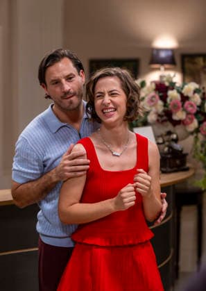 16.09.2026, ARD-Telenovela STURM DER LIEBE, Fototermin zur 23.Staffel am Film-Set in München, bei Bavaria-Film in Geiselgasteig, in der Studio-Kulisse des fiktiven Hotels Fürstenhof. Die neue Staffel startet am 4.11.2026. v.re. Schauspielerin Pippa Fee Rupperti (Rolle Emilia Jakobi) und Schauspieler Jaime Ferkic (Rolle Massimo Foghetti) an der Rezeption in den Kulissen der Serie. 16.09.2026, ARD-Serie Sturm der Liebe 16.09.2026, ARD-Serie Sturm der Liebe