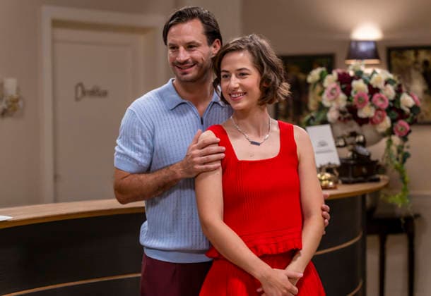 16.09.2026, ARD-Telenovela STURM DER LIEBE, Fototermin zur 23.Staffel am Film-Set in München, bei Bavaria-Film in Geiselgasteig, in der Studio-Kulisse des fiktiven Hotels Fürstenhof. Die neue Staffel startet am 4.11.2026. v.re. Schauspielerin Pippa Fee Rupperti (Rolle Emilia Jakobi) und Schauspieler Jaime Ferkic (Rolle Massimo Foghetti) an der Rezeption in den Kulissen der Serie. 16.09.2026, ARD-Serie Sturm der Liebe 16.09.2026, ARD-Serie Sturm der Liebe