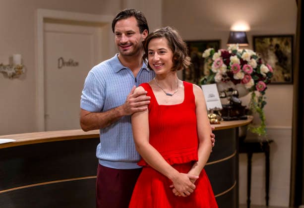 16.09.2026, ARD-Telenovela STURM DER LIEBE, Fototermin zur 23.Staffel am Film-Set in München, bei Bavaria-Film in Geiselgasteig, in der Studio-Kulisse des fiktiven Hotels Fürstenhof. Die neue Staffel startet am 4.11.2026. v.re. Schauspielerin Pippa Fee Rupperti (Rolle Emilia Jakobi) und Schauspieler Jaime Ferkic (Rolle Massimo Foghetti) an der Rezeption in den Kulissen der Serie. 16.09.2026, ARD-Serie Sturm der Liebe 16.09.2026, ARD-Serie Sturm der Liebe