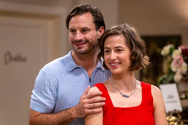 16.09.2026, ARD-Telenovela STURM DER LIEBE, Fototermin zur 23.Staffel am Film-Set in München, bei Bavaria-Film in Geiselgasteig, in der Studio-Kulisse des fiktiven Hotels Fürstenhof. Die neue Staffel startet am 4.11.2026. v.re. Schauspielerin Pippa Fee Rupperti (Rolle Emilia Jakobi) und Schauspieler Jaime Ferkic (Rolle Massimo Foghetti) an der Rezeption in den Kulissen der Serie. 16.09.2026, ARD-Serie Sturm der Liebe 16.09.2026, ARD-Serie Sturm der Liebe