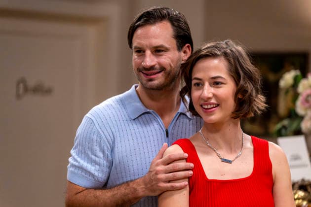 16.09.2026, ARD-Telenovela STURM DER LIEBE, Fototermin zur 23.Staffel am Film-Set in München, bei Bavaria-Film in Geiselgasteig, in der Studio-Kulisse des fiktiven Hotels Fürstenhof. Die neue Staffel startet am 4.11.2026. v.re. Schauspielerin Pippa Fee Rupperti (Rolle Emilia Jakobi) und Schauspieler Jaime Ferkic (Rolle Massimo Foghetti) an der Rezeption in den Kulissen der Serie. 16.09.2026, ARD-Serie Sturm der Liebe 16.09.2026, ARD-Serie Sturm der Liebe