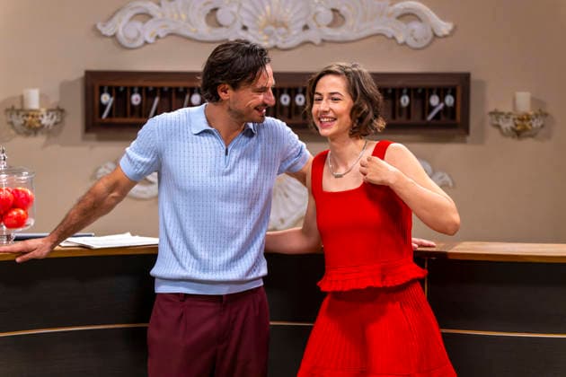 16.09.2026, ARD-Telenovela STURM DER LIEBE, Fototermin zur 23.Staffel am Film-Set in München, bei Bavaria-Film in Geiselgasteig, in der Studio-Kulisse des fiktiven Hotels Fürstenhof. Die neue Staffel startet am 4.11.2026. v.re. Schauspielerin Pippa Fee Rupperti (Rolle Emilia Jakobi) und Schauspieler Jaime Ferkic (Rolle Massimo Foghetti) an der Rezeption in den Kulissen der Serie. 16.09.2026, ARD-Serie Sturm der Liebe 16.09.2026, ARD-Serie Sturm der Liebe