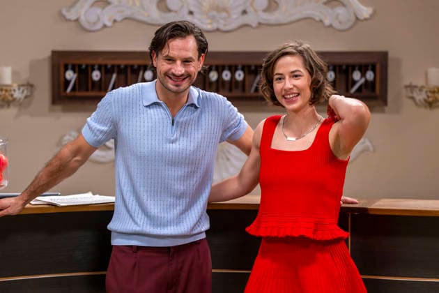 16.09.2026, ARD-Telenovela STURM DER LIEBE, Fototermin zur 23.Staffel am Film-Set in München, bei Bavaria-Film in Geiselgasteig, in der Studio-Kulisse des fiktiven Hotels Fürstenhof. Die neue Staffel startet am 4.11.2026. v.re. Schauspielerin Pippa Fee Rupperti (Rolle Emilia Jakobi) und Schauspieler Jaime Ferkic (Rolle Massimo Foghetti) an der Rezeption in den Kulissen der Serie. 16.09.2026, ARD-Serie Sturm der Liebe 16.09.2026, ARD-Serie Sturm der Liebe
