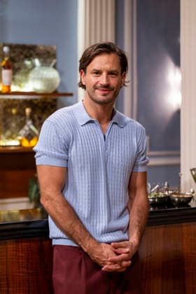16.09.2026, ARD-Telenovela STURM DER LIEBE, Fototermin zur 23.Staffel am Film-Set in München, bei Bavaria-Film in Geiselgasteig, in der Studio-Kulisse des fiktiven Hotels Fürstenhof. Die neue Staffel startet am 4.11.2026. Schauspieler Jaime Ferkic (Rolle Massimo Foghetti) in den Kulissen der Serie. 16.09.2026, ARD-Serie Sturm der Liebe 16.09.2026, ARD-Serie Sturm der Liebe