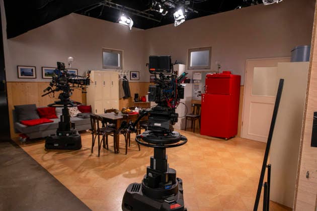 16.09.2026, ARD-Telenovela STURM DER LIEBE, Fototermin zur 23.Staffel am Film-Set in München, bei Bavaria-Film in Geiselgasteig, in der Studio-Kulisse des fiktiven Hotels Fürstenhof. Fernsehkameras im Studio 16.09.2026, ARD-Serie Sturm der Liebe 16.09.2026, ARD-Serie Sturm der Liebe