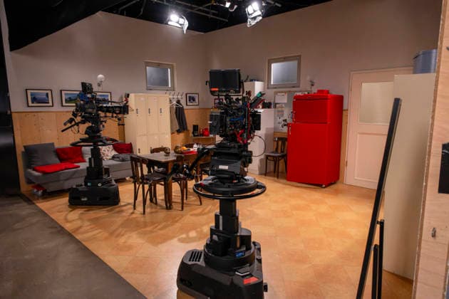 16.09.2026, ARD-Telenovela STURM DER LIEBE, Fototermin zur 23.Staffel am Film-Set in München, bei Bavaria-Film in Geiselgasteig, in der Studio-Kulisse des fiktiven Hotels Fürstenhof. Fernsehkameras im Studio 16.09.2026, ARD-Serie Sturm der Liebe 16.09.2026, ARD-Serie Sturm der Liebe
