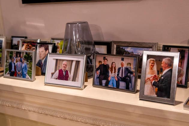16.09.2026, ARD-Telenovela STURM DER LIEBE, Fototermin zur 23.Staffel am Film-Set in München, bei Bavaria-Film in Geiselgasteig, in der Studio-Kulisse des fiktiven Hotels Fürstenhof. Bilder der Darsteller auf dem Kamin 16.09.2026, ARD-Serie Sturm der Liebe 16.09.2026, ARD-Serie Sturm der Liebe
