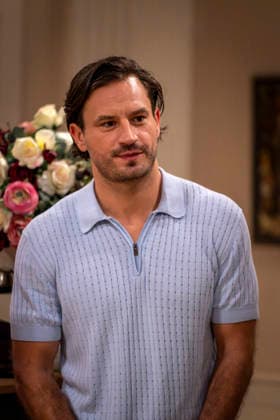 16.09.2026, ARD-Telenovela STURM DER LIEBE, Fototermin zur 23.Staffel am Film-Set in München, bei Bavaria-Film in Geiselgasteig, in der Studio-Kulisse des fiktiven Hotels Fürstenhof. Die neue Staffel startet am 4.11.2026. Schauspieler Jaime Ferkic (Rolle Massimo Foghetti) in den Kulissen der Serie. 16.09.2026, ARD-Serie Sturm der Liebe 16.09.2026, ARD-Serie Sturm der Liebe