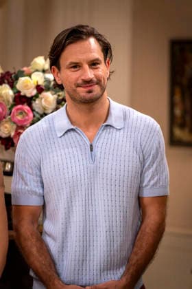 16.09.2026, ARD-Telenovela STURM DER LIEBE, Fototermin zur 23.Staffel am Film-Set in München, bei Bavaria-Film in Geiselgasteig, in der Studio-Kulisse des fiktiven Hotels Fürstenhof. Die neue Staffel startet am 4.11.2026. Schauspieler Jaime Ferkic (Rolle Massimo Foghetti) in den Kulissen der Serie. 16.09.2026, ARD-Serie Sturm der Liebe 16.09.2026, ARD-Serie Sturm der Liebe