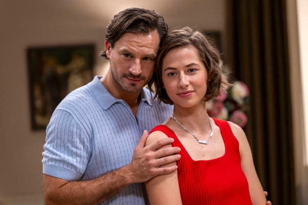 16.09.2026, ARD-Telenovela STURM DER LIEBE, Fototermin zur 23.Staffel am Film-Set in München, bei Bavaria-Film in Geiselgasteig, in der Studio-Kulisse des fiktiven Hotels Fürstenhof. Die neue Staffel startet am 4.11.2026. v.re. Schauspielerin Pippa Fee Rupperti (Rolle Emilia Jakobi) und Schauspieler Jaime Ferkic (Rolle Massimo Foghetti) an der Rezeption in den Kulissen der Serie. 16.09.2026, ARD-Serie Sturm der Liebe 16.09.2026, ARD-Serie Sturm der Liebe