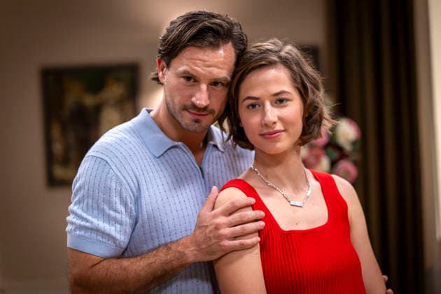 16.09.2026, ARD-Telenovela STURM DER LIEBE, Fototermin zur 23.Staffel am Film-Set in München, bei Bavaria-Film in Geiselgasteig, in der Studio-Kulisse des fiktiven Hotels Fürstenhof. Die neue Staffel startet am 4.11.2026. v.re. Schauspielerin Pippa Fee Rupperti (Rolle Emilia Jakobi) und Schauspieler Jaime Ferkic (Rolle Massimo Foghetti) an der Rezeption in den Kulissen der Serie. 16.09.2026, ARD-Serie Sturm der Liebe 16.09.2026, ARD-Serie Sturm der Liebe