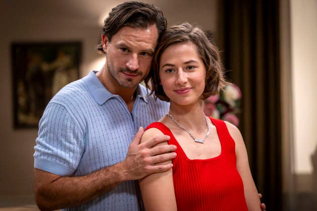 16.09.2026, ARD-Telenovela STURM DER LIEBE, Fototermin zur 23.Staffel am Film-Set in München, bei Bavaria-Film in Geiselgasteig, in der Studio-Kulisse des fiktiven Hotels Fürstenhof. Die neue Staffel startet am 4.11.2026. v.re. Schauspielerin Pippa Fee Rupperti (Rolle Emilia Jakobi) und Schauspieler Jaime Ferkic (Rolle Massimo Foghetti) an der Rezeption in den Kulissen der Serie. 16.09.2026, ARD-Serie Sturm der Liebe 16.09.2026, ARD-Serie Sturm der Liebe