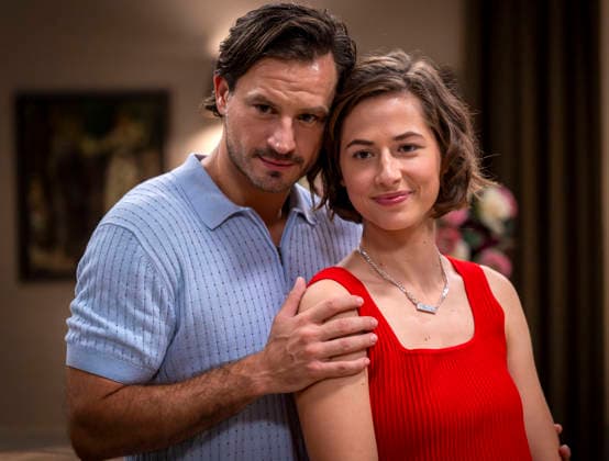 16.09.2026, ARD-Telenovela STURM DER LIEBE, Fototermin zur 23.Staffel am Film-Set in München, bei Bavaria-Film in Geiselgasteig, in der Studio-Kulisse des fiktiven Hotels Fürstenhof. Die neue Staffel startet am 4.11.2026. v.re. Schauspielerin Pippa Fee Rupperti (Rolle Emilia Jakobi) und Schauspieler Jaime Ferkic (Rolle Massimo Foghetti) an der Rezeption in den Kulissen der Serie. 16.09.2026, ARD-Serie Sturm der Liebe 16.09.2026, ARD-Serie Sturm der Liebe