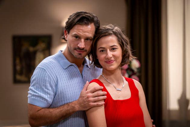 16.09.2026, ARD-Telenovela STURM DER LIEBE, Fototermin zur 23.Staffel am Film-Set in München, bei Bavaria-Film in Geiselgasteig, in der Studio-Kulisse des fiktiven Hotels Fürstenhof. Die neue Staffel startet am 4.11.2026. v.re. Schauspielerin Pippa Fee Rupperti (Rolle Emilia Jakobi) und Schauspieler Jaime Ferkic (Rolle Massimo Foghetti) an der Rezeption in den Kulissen der Serie. 16.09.2026, ARD-Serie Sturm der Liebe 16.09.2026, ARD-Serie Sturm der Liebe