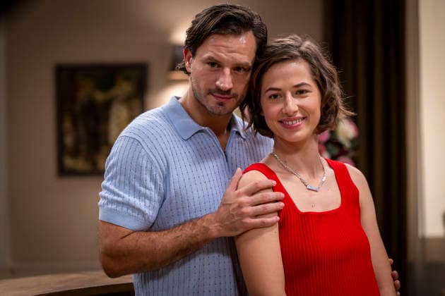 16.09.2026, ARD-Telenovela STURM DER LIEBE, Fototermin zur 23.Staffel am Film-Set in München, bei Bavaria-Film in Geiselgasteig, in der Studio-Kulisse des fiktiven Hotels Fürstenhof. Die neue Staffel startet am 4.11.2026. v.re. Schauspielerin Pippa Fee Rupperti (Rolle Emilia Jakobi) und Schauspieler Jaime Ferkic (Rolle Massimo Foghetti) an der Rezeption in den Kulissen der Serie. 16.09.2026, ARD-Serie Sturm der Liebe 16.09.2026, ARD-Serie Sturm der Liebe