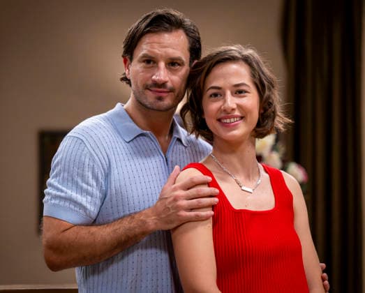 16.09.2026, ARD-Telenovela STURM DER LIEBE, Fototermin zur 23.Staffel am Film-Set in München, bei Bavaria-Film in Geiselgasteig, in der Studio-Kulisse des fiktiven Hotels Fürstenhof. Die neue Staffel startet am 4.11.2026. v.re. Schauspielerin Pippa Fee Rupperti (Rolle Emilia Jakobi) und Schauspieler Jaime Ferkic (Rolle Massimo Foghetti) an der Rezeption in den Kulissen der Serie. 16.09.2026, ARD-Serie Sturm der Liebe 16.09.2026, ARD-Serie Sturm der Liebe