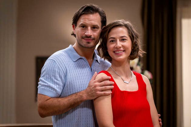 16.09.2026, ARD-Telenovela STURM DER LIEBE, Fototermin zur 23.Staffel am Film-Set in München, bei Bavaria-Film in Geiselgasteig, in der Studio-Kulisse des fiktiven Hotels Fürstenhof. Die neue Staffel startet am 4.11.2026. v.re. Schauspielerin Pippa Fee Rupperti (Rolle Emilia Jakobi) und Schauspieler Jaime Ferkic (Rolle Massimo Foghetti) an der Rezeption in den Kulissen der Serie. 16.09.2026, ARD-Serie Sturm der Liebe 16.09.2026, ARD-Serie Sturm der Liebe