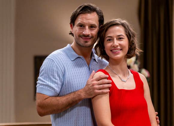 16.09.2026, ARD-Telenovela STURM DER LIEBE, Fototermin zur 23.Staffel am Film-Set in München, bei Bavaria-Film in Geiselgasteig, in der Studio-Kulisse des fiktiven Hotels Fürstenhof. Die neue Staffel startet am 4.11.2026. v.re. Schauspielerin Pippa Fee Rupperti (Rolle Emilia Jakobi) und Schauspieler Jaime Ferkic (Rolle Massimo Foghetti) an der Rezeption in den Kulissen der Serie. 16.09.2026, ARD-Serie Sturm der Liebe 16.09.2026, ARD-Serie Sturm der Liebe