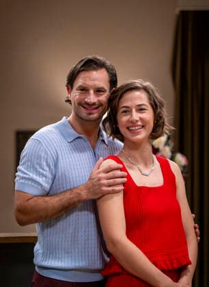 16.09.2026, ARD-Telenovela STURM DER LIEBE, Fototermin zur 23.Staffel am Film-Set in München, bei Bavaria-Film in Geiselgasteig, in der Studio-Kulisse des fiktiven Hotels Fürstenhof. Die neue Staffel startet am 4.11.2026. v.re. Schauspielerin Pippa Fee Rupperti (Rolle Emilia Jakobi) und Schauspieler Jaime Ferkic (Rolle Massimo Foghetti) an der Rezeption in den Kulissen der Serie. 16.09.2026, ARD-Serie Sturm der Liebe 16.09.2026, ARD-Serie Sturm der Liebe