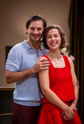 16.09.2026, ARD-Telenovela STURM DER LIEBE, Fototermin zur 23.Staffel am Film-Set in München, bei Bavaria-Film in Geiselgasteig, in der Studio-Kulisse des fiktiven Hotels Fürstenhof. Die neue Staffel startet am 4.11.2026. v.re. Schauspielerin Pippa Fee Rupperti (Rolle Emilia Jakobi) und Schauspieler Jaime Ferkic (Rolle Massimo Foghetti) an der Rezeption in den Kulissen der Serie. 16.09.2026, ARD-Serie Sturm der Liebe 16.09.2026, ARD-Serie Sturm der Liebe