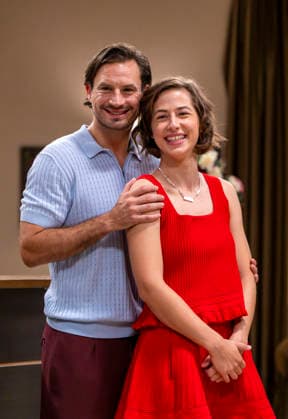 16.09.2026, ARD-Telenovela STURM DER LIEBE, Fototermin zur 23.Staffel am Film-Set in München, bei Bavaria-Film in Geiselgasteig, in der Studio-Kulisse des fiktiven Hotels Fürstenhof. Die neue Staffel startet am 4.11.2026. v.re. Schauspielerin Pippa Fee Rupperti (Rolle Emilia Jakobi) und Schauspieler Jaime Ferkic (Rolle Massimo Foghetti) an der Rezeption in den Kulissen der Serie. 16.09.2026, ARD-Serie Sturm der Liebe 16.09.2026, ARD-Serie Sturm der Liebe
