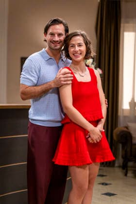 16.09.2026, ARD-Telenovela STURM DER LIEBE, Fototermin zur 23.Staffel am Film-Set in München, bei Bavaria-Film in Geiselgasteig, in der Studio-Kulisse des fiktiven Hotels Fürstenhof. Die neue Staffel startet am 4.11.2026. v.re. Schauspielerin Pippa Fee Rupperti (Rolle Emilia Jakobi) und Schauspieler Jaime Ferkic (Rolle Massimo Foghetti) an der Rezeption in den Kulissen der Serie. 16.09.2026, ARD-Serie Sturm der Liebe 16.09.2026, ARD-Serie Sturm der Liebe
