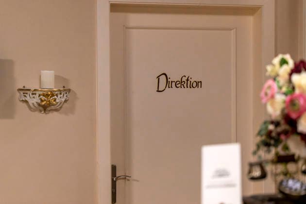 16.09.2026, ARD-Telenovela STURM DER LIEBE, Fototermin zur 23.Staffel am Film-Set in München, bei Bavaria-Film in Geiselgasteig, in der Studio-Kulisse des fiktiven Hotels Fürstenhof. Schild an der Türe: Direktion 16.09.2026, ARD-Serie Sturm der Liebe 16.09.2026, ARD-Serie Sturm der Liebe