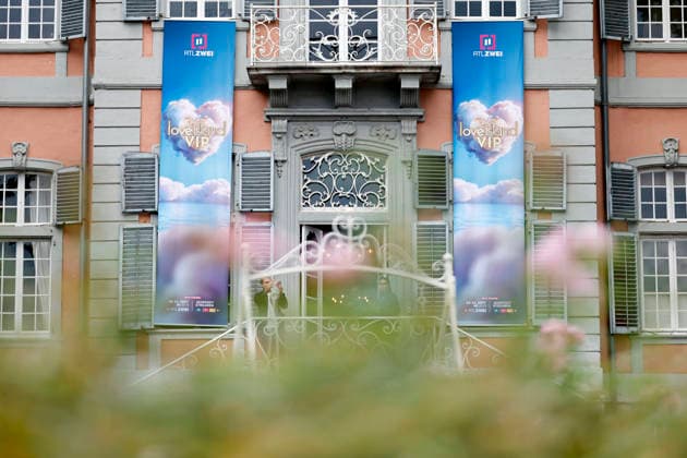 Das Logo zur Sendung auf Bannern zu sehen bei der Premiere von Love Island VIP beim exklusiven Premieren-Event auf Schloss Arff. (Themenbild, Symbolbild) Köln, 16.09.2026 NRW Deutschland Copyright: xChristophxHardtx