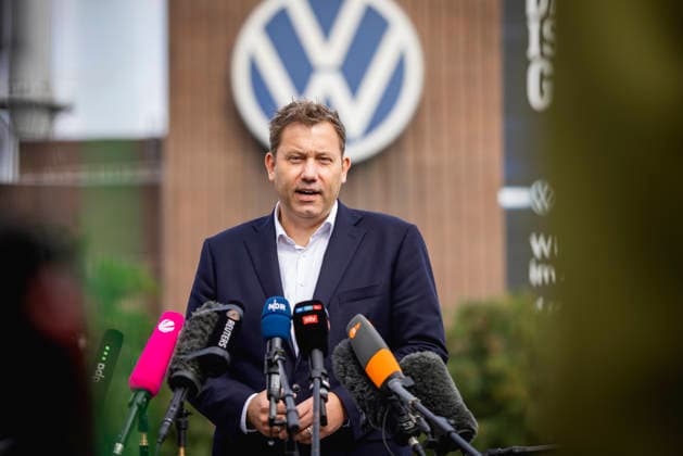 Lars Klingbeil, Bundesminister der Finanzen, aufgenommen im Rahmen einer Pressekonferenz vor dem Volkswagen-Sitz in Wolfsburg, 17.09.2026. Fotografiert im Auftrag des Bundesfinanzministeriums Wolfsburg Deutschland Copyright: xJulianexSonntag BMFx