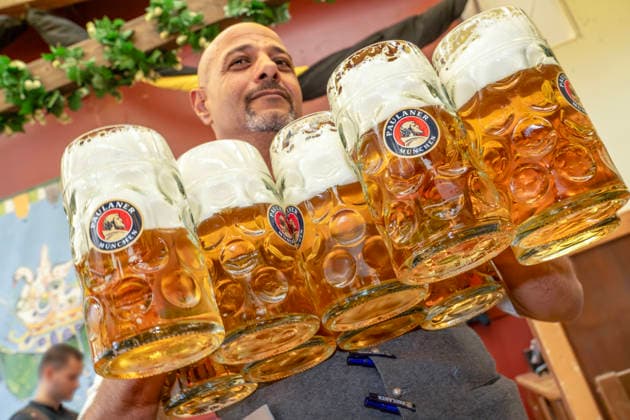 Oktoberfest 2026, Bedienung bringt 10 Maß Bier, Paulananer Bier zu den Tischen, bei Presserundgang über die Wiesn, München, 17. September 2026 Deutschland, München, 17. September 2026, Bedienung bringt 10 Maß Bier zu den Tischen, Paulaner Bier, im Paulaner Festzelt von Festwirt Lorenz Stiftl, bei Presserundgang über die Wiesn, die Wiesn 2026 beginnt am 19. September und dauert bis zum 4. Oktober 2026, Volksfest, Theresienwiese, bayerisch, Bayern