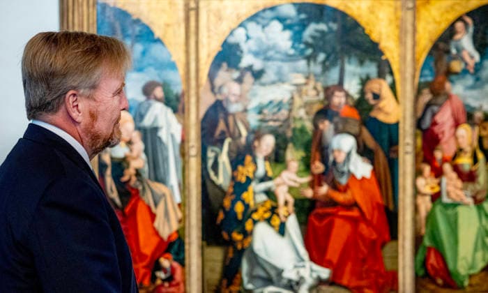 17-09-2026 King Willem-Alexander during the opening of the restored Huis Bergh Castle by striking a coin using a historic screw press and visited the Throne Room and the Duccio Room in ™s-Heerenberg. Maria of Nassau, sister of William of Orange (Oranje), lived at Huis Bergh. Â  Copyright: xPPEx