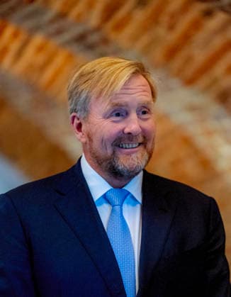 17-09-2026 King Willem-Alexander during the opening of the restored Huis Bergh Castle by striking a coin using a historic screw press and visited the Throne Room and the Duccio Room in ™s-Heerenberg. Maria of Nassau, sister of William of Orange (Oranje), lived at Huis Bergh. Â  Copyright: xPPEx
