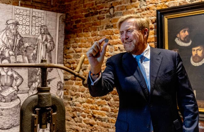 17-09-2026 King Willem-Alexander during the opening of the restored Huis Bergh Castle by striking a coin using a historic screw press and visited the Throne Room and the Duccio Room in ™s-Heerenberg. Maria of Nassau, sister of William of Orange (Oranje), lived at Huis Bergh. Â  Copyright: xPPEx