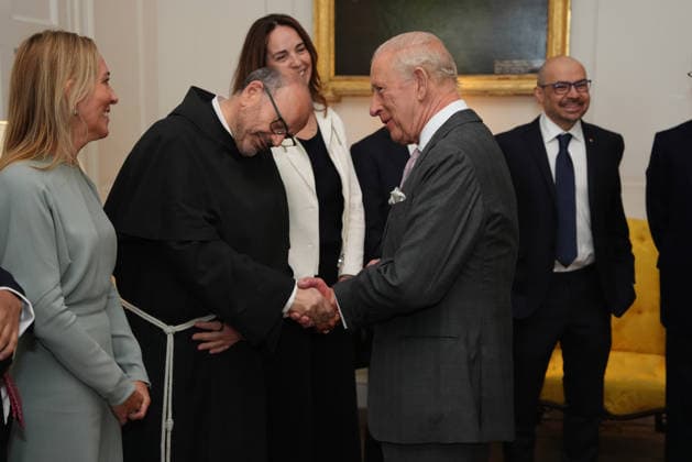 King meets with AI sector leaders King Charles III shakes hands with Father Paolo Benanti during a meeting for leaders from the artificial intelligence (AI) sector, Government, and thought leaders to discuss how AI can be developed and deployed in ways that benefit society, at Dumfries House in Cumnock, Ayrshire. Picture date: Thursday September 17, 2026., Credit:Jonathan Brady PA ROTA - B68 Avalon UK, Cumnock  Copyright: xJonathanxBradyx xPAxROTAx-xB68x xAvalonx 1135695958