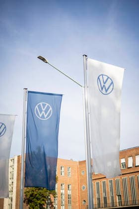Flaggen wehen vor dem Werk von Volkswagen (VW) in Wolfsburg, 17.09.2026. Berlin Deutschland Copyright: xJulianexSonntagx