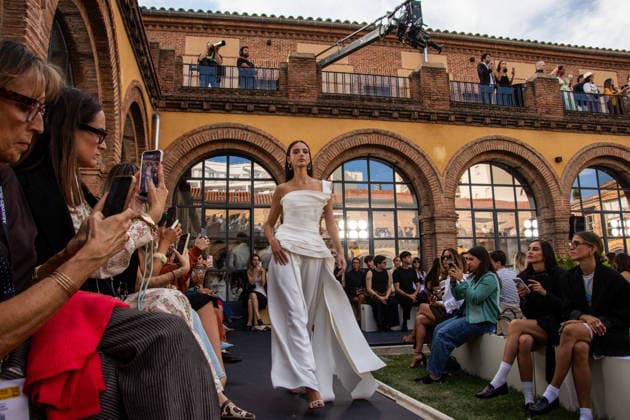 IPA88646437 - MADRID, SPAIN. SEPTEMBER 17, 2026. A model walks the runway showcasing a design by Isabel Sanchis and Paula Maiques during Mercedes-Benz Fashion Week Madrid 2026 (MBFWMadrid) at the Universidad de Nebrija Campus.  Copyright: xFrancescoxMilitelloxMirtox xx IPA88646437