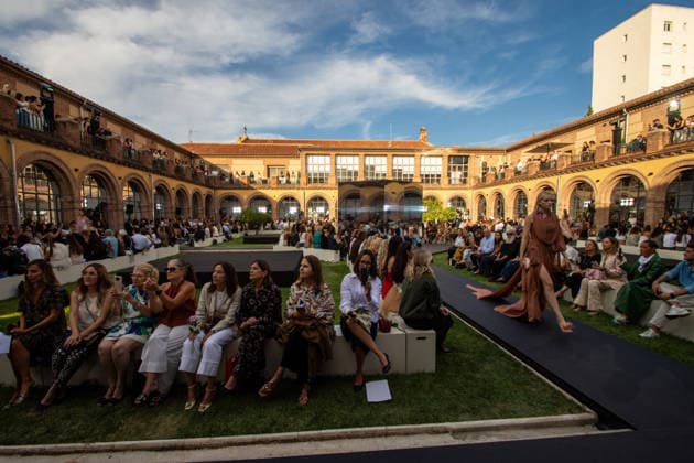 IPA88646450 - MADRID, SPAIN. SEPTEMBER 17, 2026. A model walks the runway showcasing a design by Isabel Sanchis and Paula Maiques during Mercedes-Benz Fashion Week Madrid 2026 (MBFWMadrid) at the Universidad de Nebrija Campus.  Copyright: xFrancescoxMilitelloxMirtox xx IPA88646450