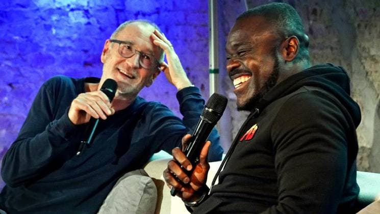 Peter Lohmeyer spricht mit Gerald Asamoah ** NUR FÜR REDAKTIONELLE ZWECKE ** EDITORIAL USE ONLY **<p>Peter Lohmeyer (links) und Gerald Asamoah (Ex-Schalke-Profi) sprechen am Donnerstag, 17.09.2026 in der Kalten Halle an der Bochumer Straße in Gelsenkirchen zum Thema Heimat. Die Brost-Stiftung beginnt ihre neue Gesprächsreihe Heimat Ruhr II Vor Ort mit Peter Lohmeyer. Deutschland NRW Gelsenkirchen Copyright: MichaelxKorte
