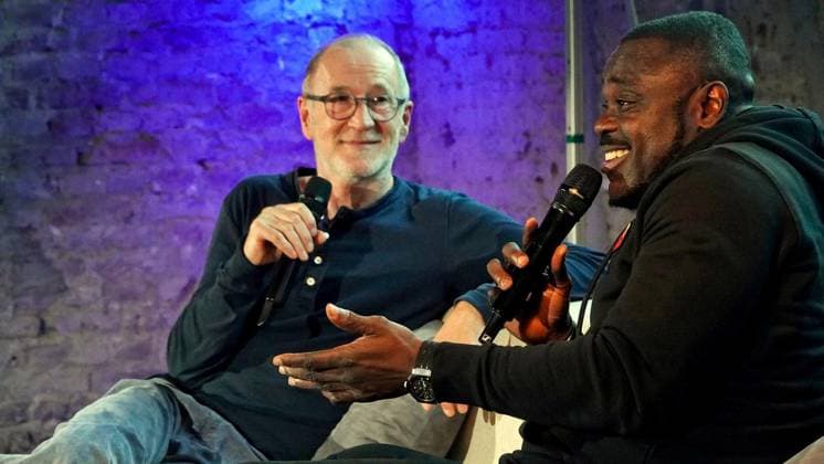 Peter Lohmeyer spricht mit Gerald Asamoah ** NUR FÜR REDAKTIONELLE ZWECKE ** EDITORIAL USE ONLY **<p>Peter Lohmeyer (links) und Gerald Asamoah (Ex-Schalke-Profi) sprechen am Donnerstag, 17.09.2026 in der Kalten Halle an der Bochumer Straße in Gelsenkirchen zum Thema Heimat. Die Brost-Stiftung beginnt ihre neue Gesprächsreihe Heimat Ruhr II Vor Ort mit Peter Lohmeyer. Deutschland NRW Gelsenkirchen Copyright: MichaelxKorte