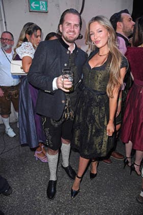 Joelina Drews mit Freund Adrian Louis beim HEIDIFEST 2026 im Hofbräuhaus in München am 17.09.2026