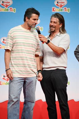 Tom Beck und Tommy Scheel beim kinderTag 2026 in den Atelier Gardens. Berlin, 17.09.2026