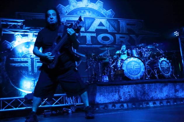 Dino Cazares und Pete Webber, v.l., von der Band Fear Factory bei einem Konzert im Huxleys Neue Welt in Berlin, 17. September 2026. Fear Factory Konzert Berlin