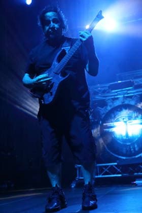 Dino Cazares von der Band Fear Factory bei einem Konzert im Huxleys Neue Welt in Berlin, 17. September 2026. Fear Factory Konzert Berlin