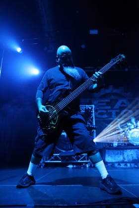 Tony Campos von der Band Fear Factory bei einem Konzert im Huxleys Neue Welt in Berlin, 17. September 2026. Fear Factory Konzert Berlin