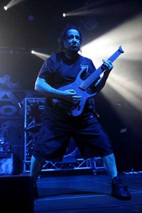 Dino Cazares von der Band Fear Factory bei einem Konzert im Huxleys Neue Welt in Berlin, 17. September 2026. Fear Factory Konzert Berlin