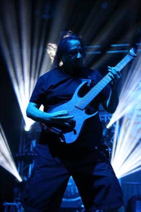 Dino Cazares von der Band Fear Factory bei einem Konzert im Huxleys Neue Welt in Berlin, 17. September 2026. Fear Factory Konzert Berlin