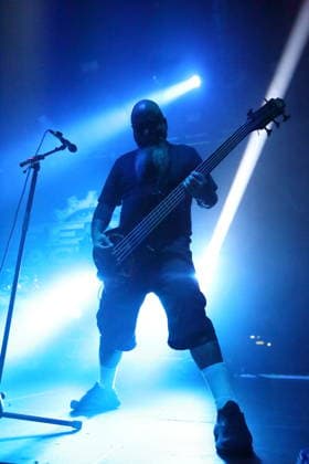 Tony Campos von der Band Fear Factory bei einem Konzert im Huxleys Neue Welt in Berlin, 17. September 2026. Fear Factory Konzert Berlin